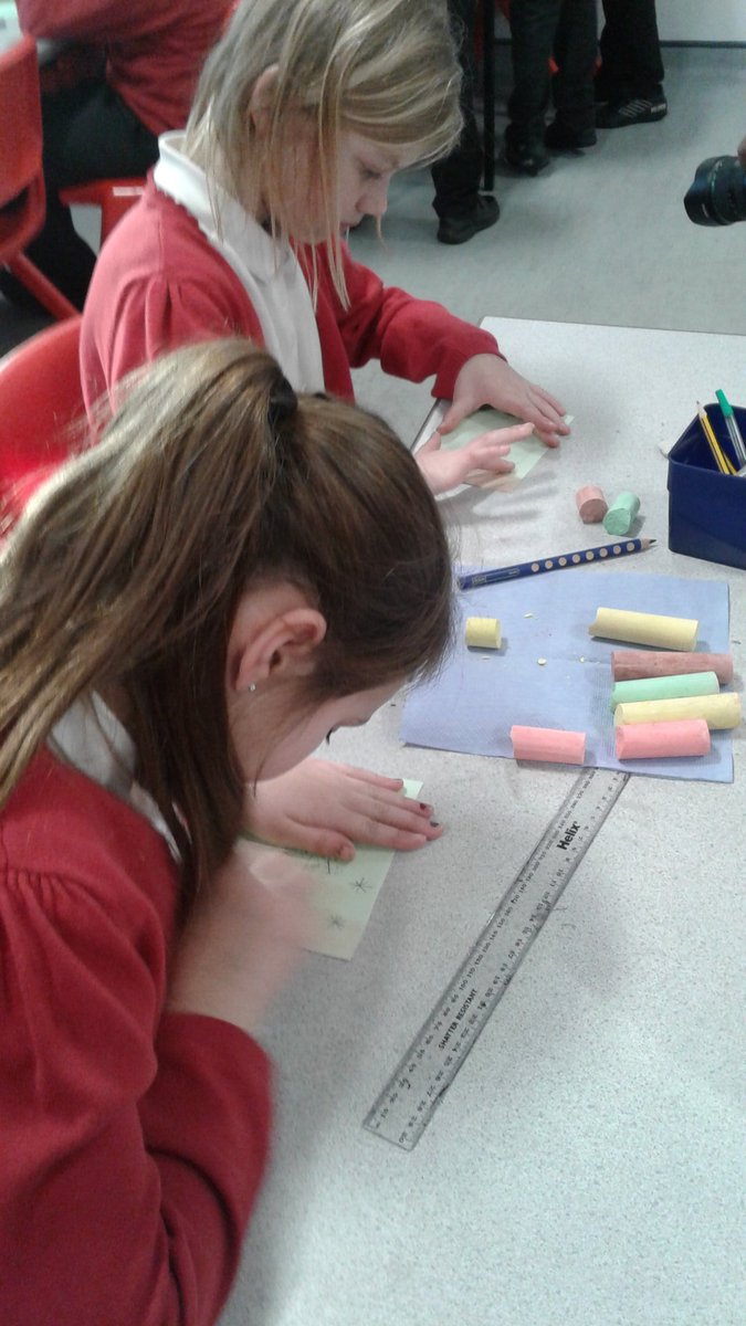 MrsRoyalKMPA's tweet image. So much creativity and concentration #leaves #3dtree #libraryproject