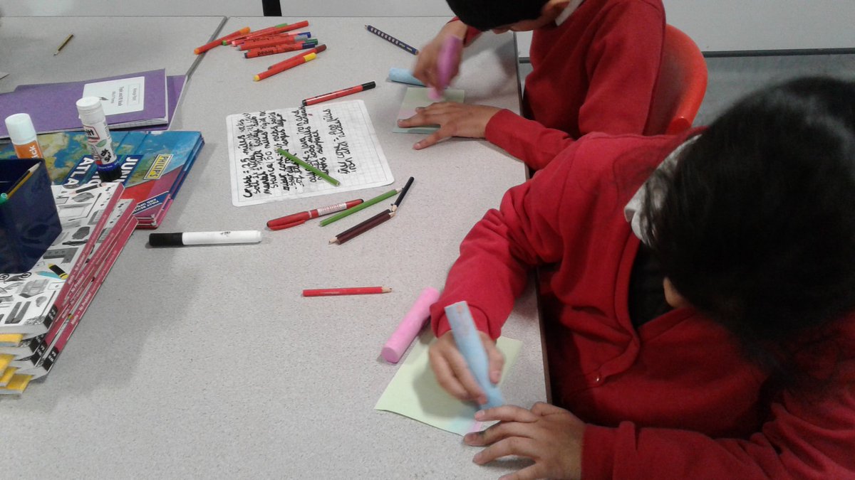 MrsRoyalKMPA's tweet image. So much creativity and concentration #leaves #3dtree #libraryproject
