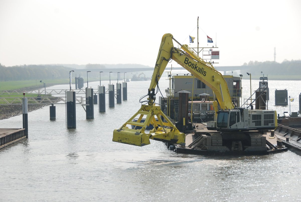 In 2019 start Alliantie Markermeerdijken met werkzaamheden ter voorbereiding op de dijkversterking. Omdat het water in het Markermeer op veel locaties niet diep genoeg is voor schepen, worden de vaargeulen gebaggerd.  

Lees verder ➡️ bit.ly/2AxJNvg 
<a href="/WaterschapHHNK/">Waterschap HHNK</a>