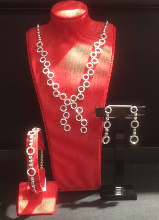 spgreenco's tweet photo. Are you looking for the perfect Valentine’s Day gift? 
We have plenty of beautiful handmade pieces across our four showrooms to inspire you. #spgreenjewellers #spgreenjewellersbath #birmingham #jewelleryquarter #valentinesday2019❤️ #love #jewellery #girlfriend #fiance💍 #wife https://t.co/OK5VIl49vi
