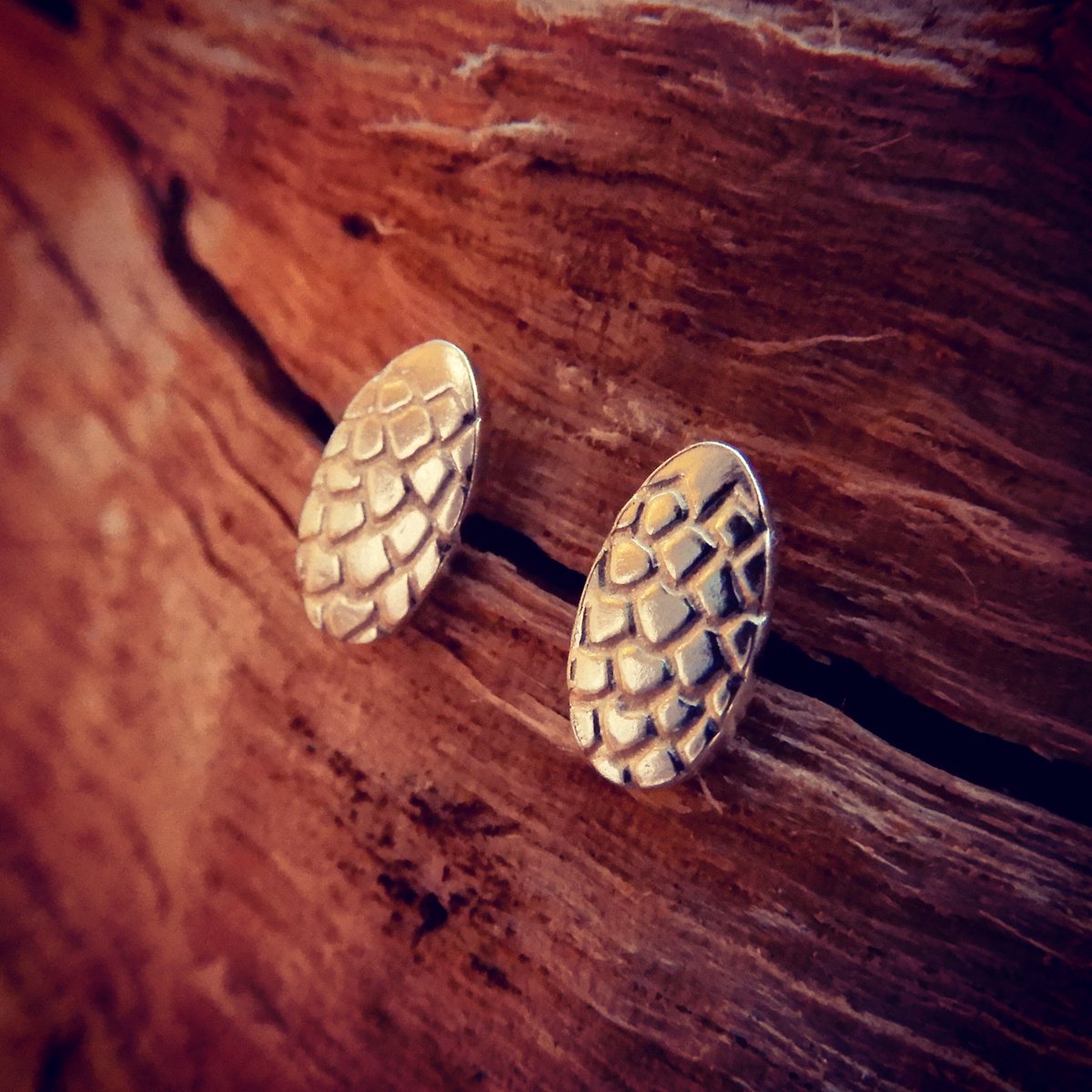 These little dragon egg stud earrings would make a cute gift. 🐉 🥚 kickrox.etsy.com #etsyseller #etsy #dragons #jewellery