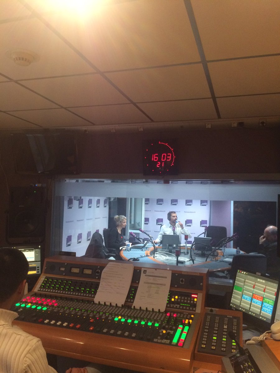 CEA_Officiel's tweet image. C est parti pour un goûter scientifique autour de la loi de Moore avec Maud Vinet @CEA_Leti et claude weisbuch @lamethodeFC #CEATech @franceculture #QuantumComputing @CES