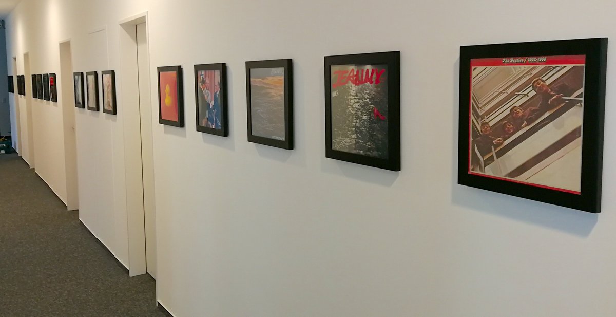 Das irgendwie jeder bei nacamar seine ganz eigene Beziehung zur Musik hat, spiegelt sich auch im Office wieder.

Der LP-Gang zeigt Ausschnitte aus den privaten Archiven der Kollegen und die Lounge im Eingangsbereich führt Gäste vom analogen ins digitale Zeitalter. 🎧