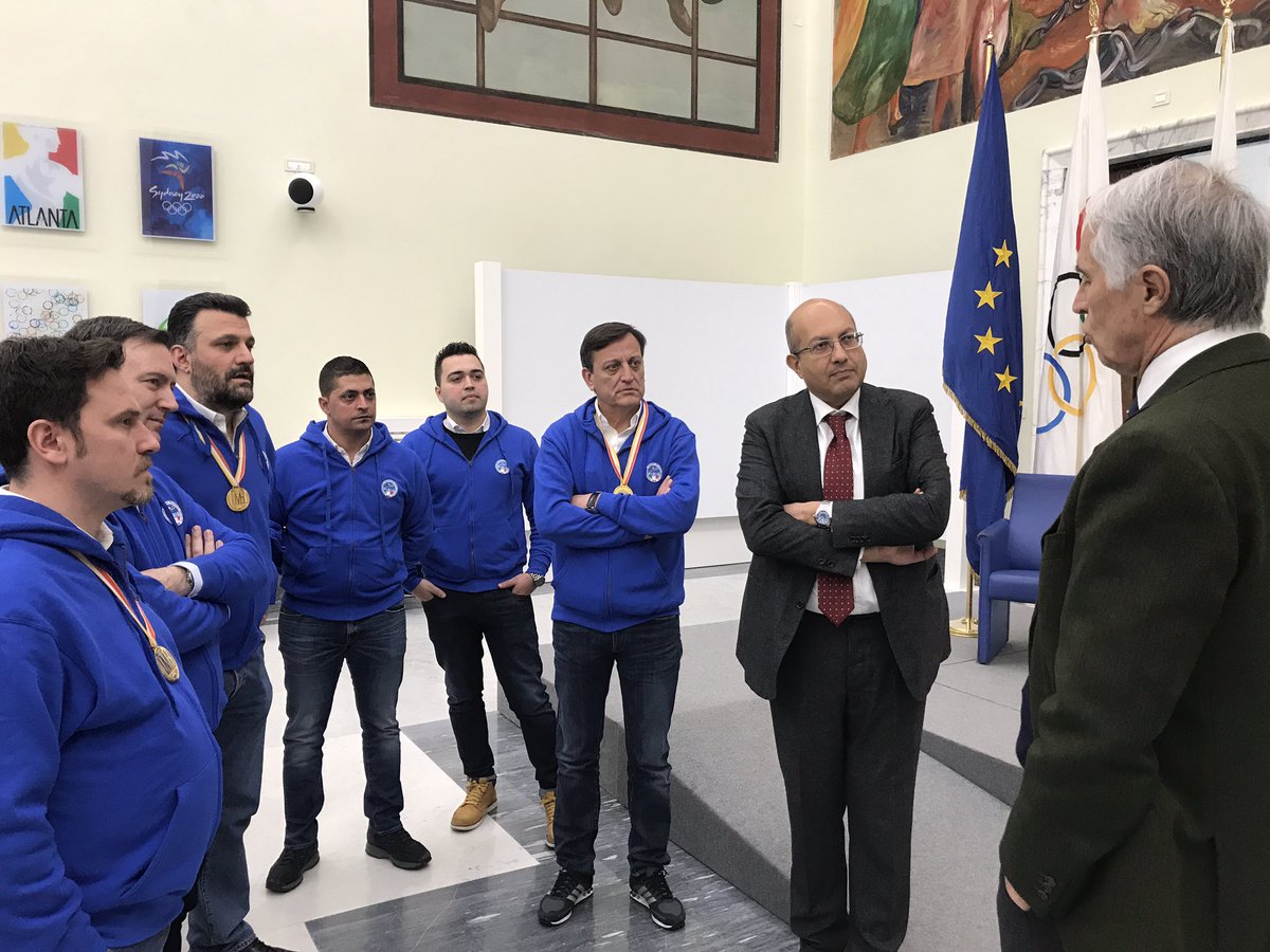 Con i campioni del mondo di #biliardo a squadre. Complimenti ai ragazzi e al Presidente #FIBiS Andrea Mancino, sono orgoglioso di voi! Il vostro successo sottolinea l’unicità dello #sport italiano! 🇮🇹