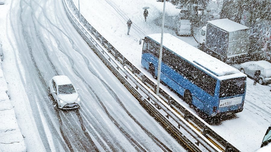 Maltempo, Genova, viabilità difficile a causa della forte nevicata #allertameteoLIG <a href="/TgrRai/">Tgr Rai</a> Liguria #neve #gelo