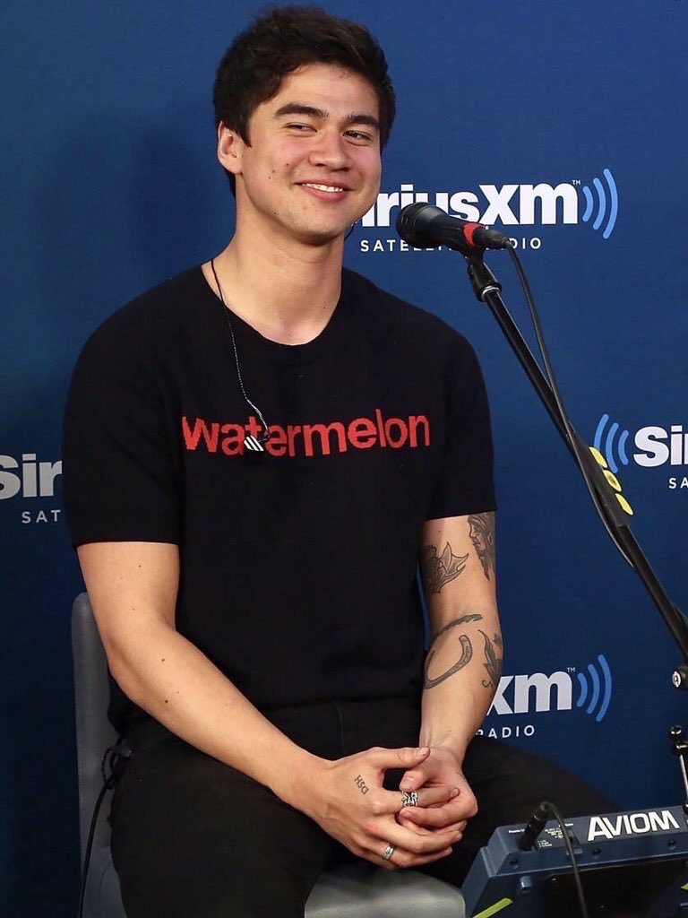 boppingbassist's tweet photo. Y’all better vote so that we can see this smile more often ❤️ #5SOSFAM #BestFanArmy #iHeartAwards https://t.co/DgsyrZy8hp