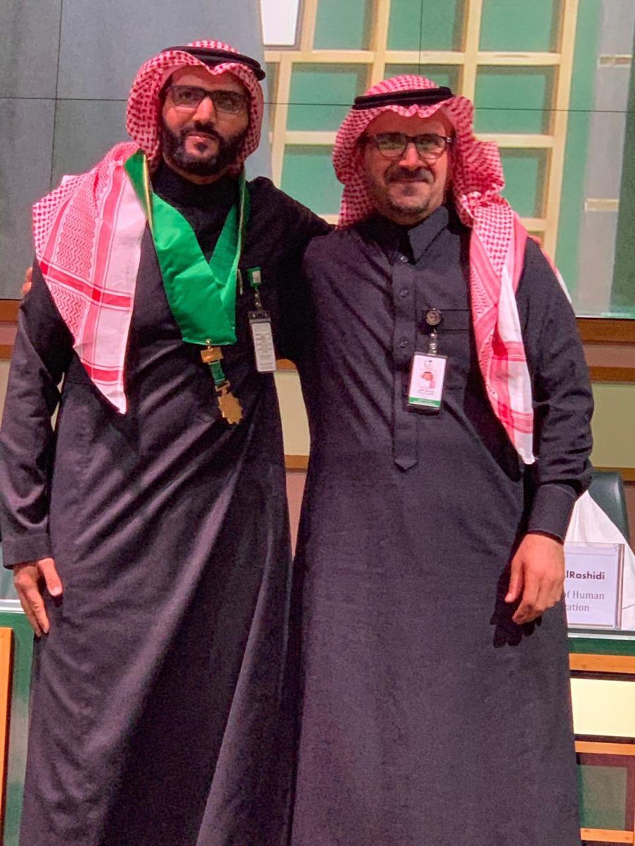 تكريم:

مدينة الملك فهد الطبية تكرم إبنها د.علي الوادعي بوشاح #مدينة_الملك_فهد_الطبية للأعمال الجليلة وذلك لإنجازه الطبي في  إكتشاف مرض #متلازمة_الوادعي والذي اعترفت به وإعتمدته مؤخراً جامعة "جون هوبكنز" بالولايات المتحدة الامريكية ...