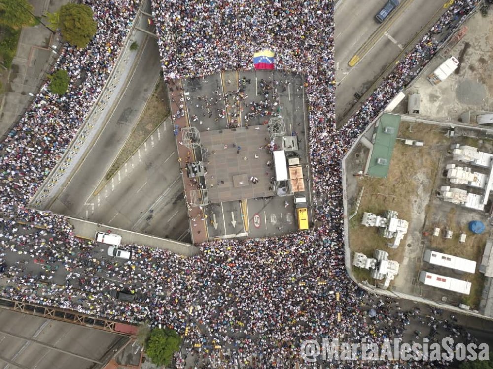 MariaAlesiaSosa's tweet photo. Comienzan a congregarse los manifestantes en la Avenida Francisco de Miranda en Caracas. La gente pide la salida de Nicolás Maduro. #23deEnero #Venezuela https://t.co/slOSk6Nd2D