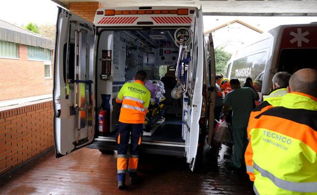 transinsa's tweet photo. Hoy lo hemos vuelto a hacer: 48 personas, fuera de sus turnos y guardias han trabajado en el dispositivo de evacuación del Hospital de Arriondas, trasladando a 53 pacientes a sus destinos. ¡GRACIAS! Nos sentimos muy orgullos@s: Somos un gran equipo: Personas que Ayudan a Personas https://t.co/oPYVOsQKd6