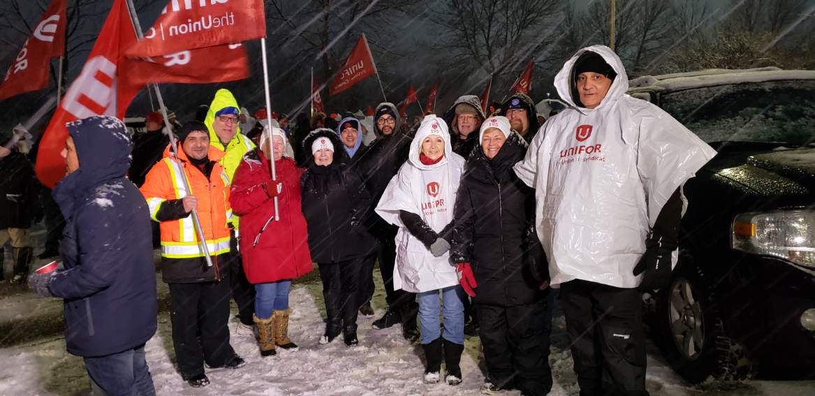 uniforlocal195's tweet photo. Autoworkers rallied outside the #GM plant in Oshawa early this morning to protest the impending assembly plant closure.

Read more below. https://t.co/iBr4uZu8Aj https://t.co/ytLaik6XRT