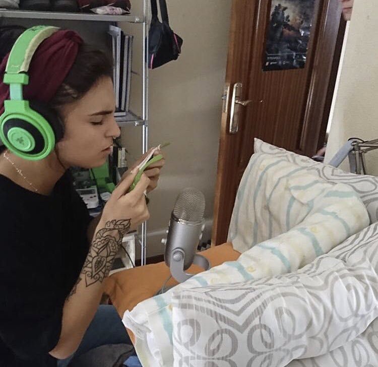 trashymicaela's tweet photo. Es imposible ver esta foto sin llorar del orgullo porque demuestra que hizo hasta lo imposible por mostrar su música sin tener todos los recursos, don ask es su arte y la necesitamos en spotify @UniversalSpain #DontAskSpotify https://t.co/N6MpX1SDSc