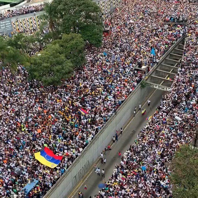 IngerMendozaWeb's tweet photo. Para oírlo a todo volumen...#AbajoCadenas 🇻🇪
#Repost @dieguisimo
・・・
¡Hoy nuestro himno nacional más emocionante que nunca! ¡Arriba Venezuela carajo! https://t.co/PsW736VVUc https://t.co/XlQMnbgBxp