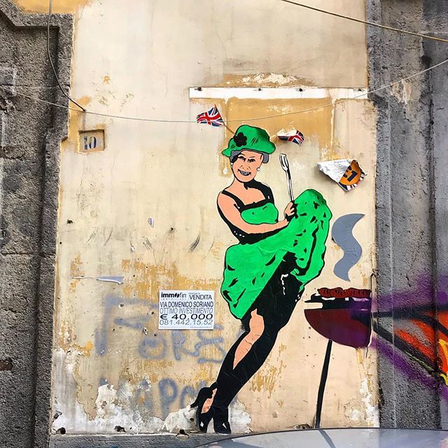 NapoliStreetArt's tweet photo. ROXYINTHEBOX @roxyinthebox 
#roxyinthebox #napolistreetart #napolistreet #queenelizabeth #queen #queenelisabeth #reginaelisabetta #regina #wonderwall #green #brexit #england #streetarteverywhere #streetstyle #stencil #stencilart #culture https://t.co/NURfjyVUDP https://t.co/xQzecY8ZGI