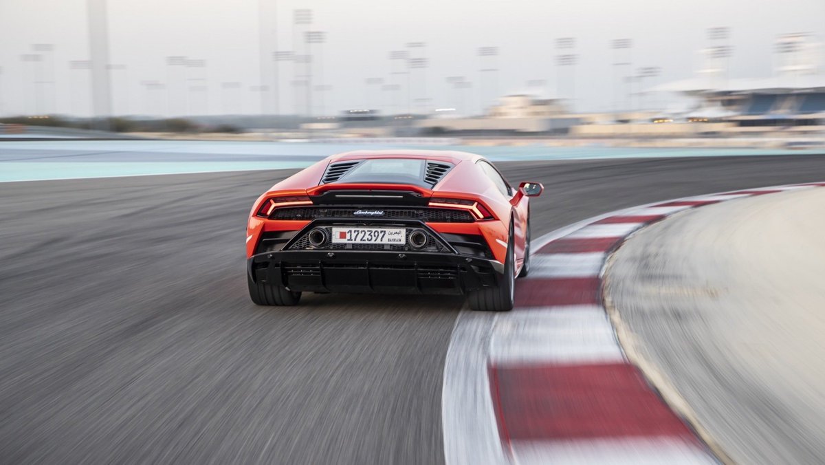 therealautoblog's tweet photo. The EVO's track abilities prove to be far deeper than its predecessors (and arguably more versatility than the Performante). Our 2020 @Lamborghini Huracan EVO First Drive Review: https://t.co/R5NHwn1Gar https://t.co/pgaHx1qwJq
