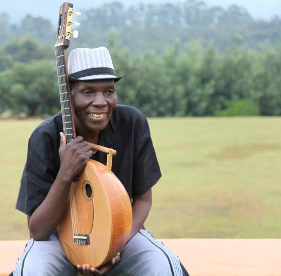 Fortune_Bus's tweet photo. We @Fortune_Bus are saddened to learn the death of Zimbabwean music legend Oliver Mtukudzi. The void left by Tuku cannot be replaced. We would like to send heartfelt condolences to his family and friends. Go well legend. #RIPTuku https://t.co/XjoHuD9qhI