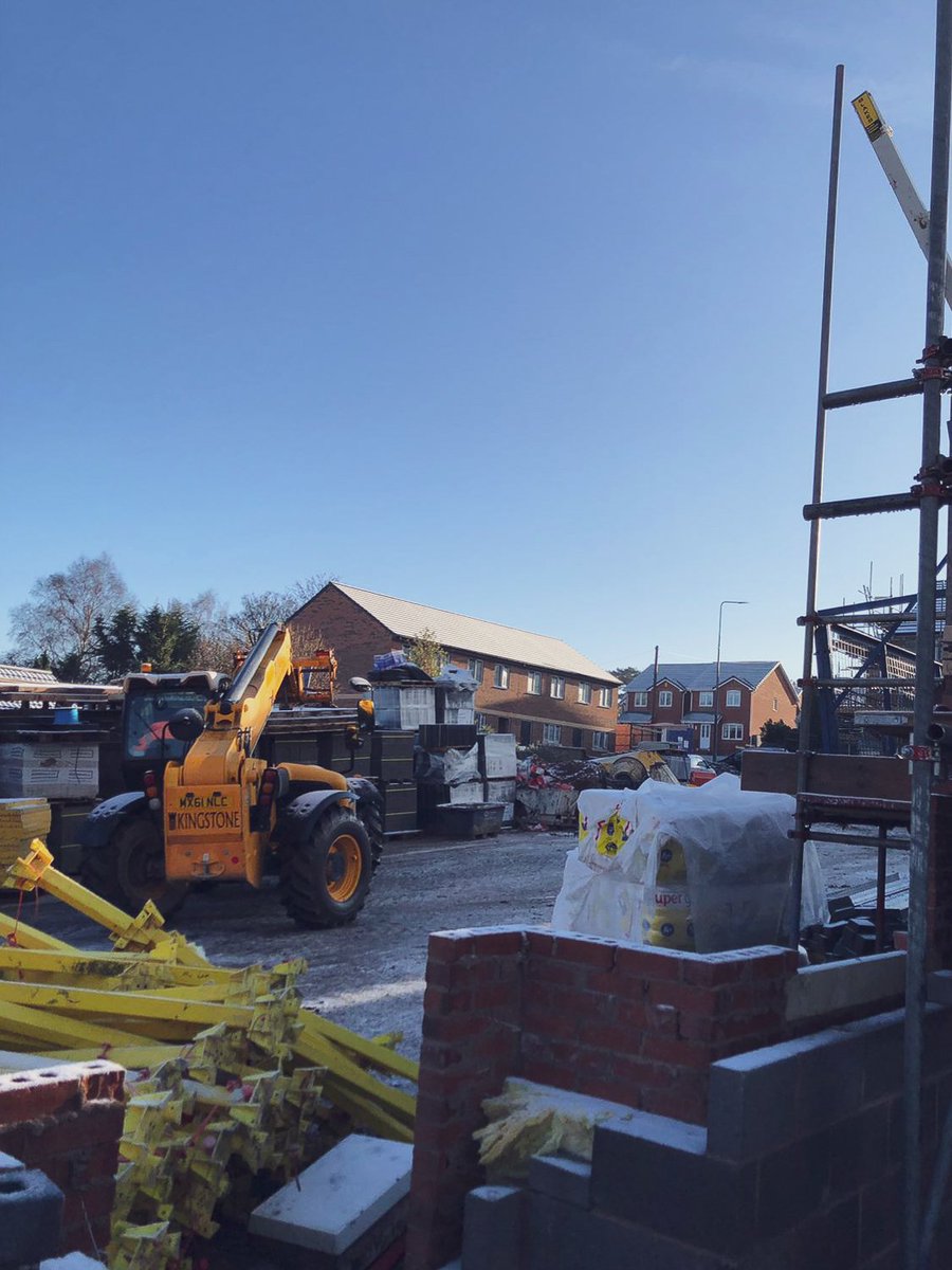 hallcoproperty's tweet photo. Great progress at The Paddock despite the bitterly cold weather! #thepaddock #helsby #cheshire #propertydevelopment #helptobuy #hotcakes #coldday https://t.co/7fzjtgZIT6