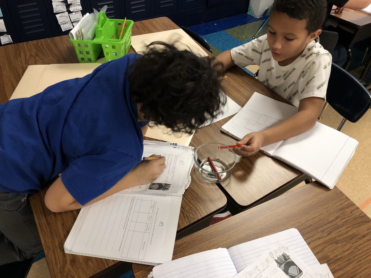 MrsBennett_TN's tweet image. Learning about matter and observing what happens when heat is applied to a solid! Reversible changes! #thirdgradescience #scienceinmeltingacrayon #rooseveltbears