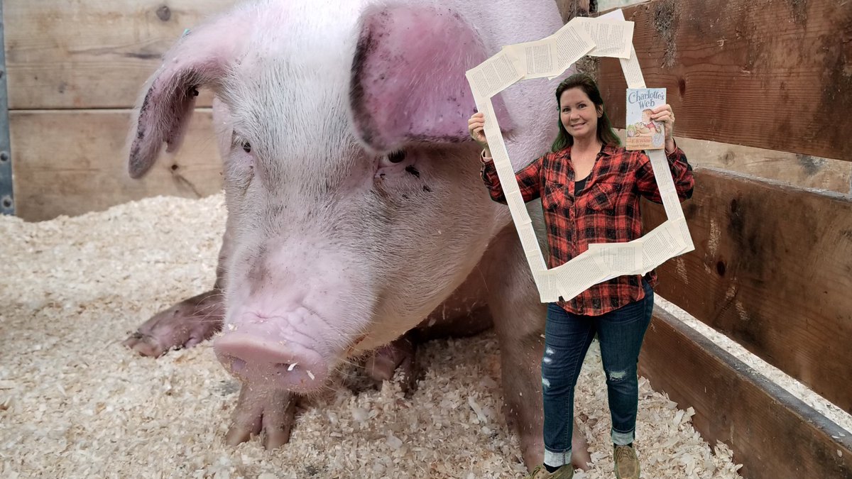 #LibraryShelfieDay themed PL Seminar in honor of shelfie day!@marciamentor ⁦<a href="/dot_ramirez/">Dot Ramirez</a>⁩ ⁦<a href="/abisuz/">Abby Souza</a>⁩