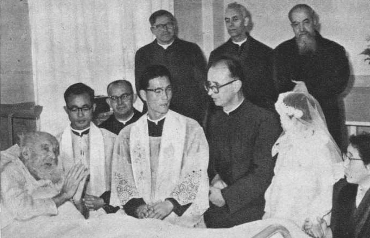 infoANS_EN's tweet image. #Japan - Mons. #Cimatti asks for the blessing of the new priests 

infoans.org/en/sections/ph…