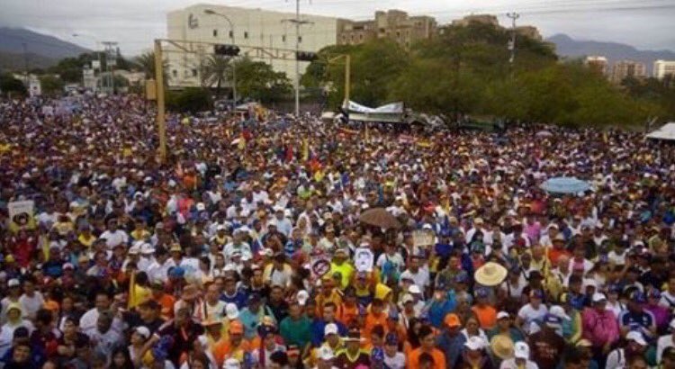 Ni la lluvia detuvo la voluntad del pueblo de Nueva Esparta quien dijo presente en el cabildo <a href="/jguaido/">Juan Guaidó</a>