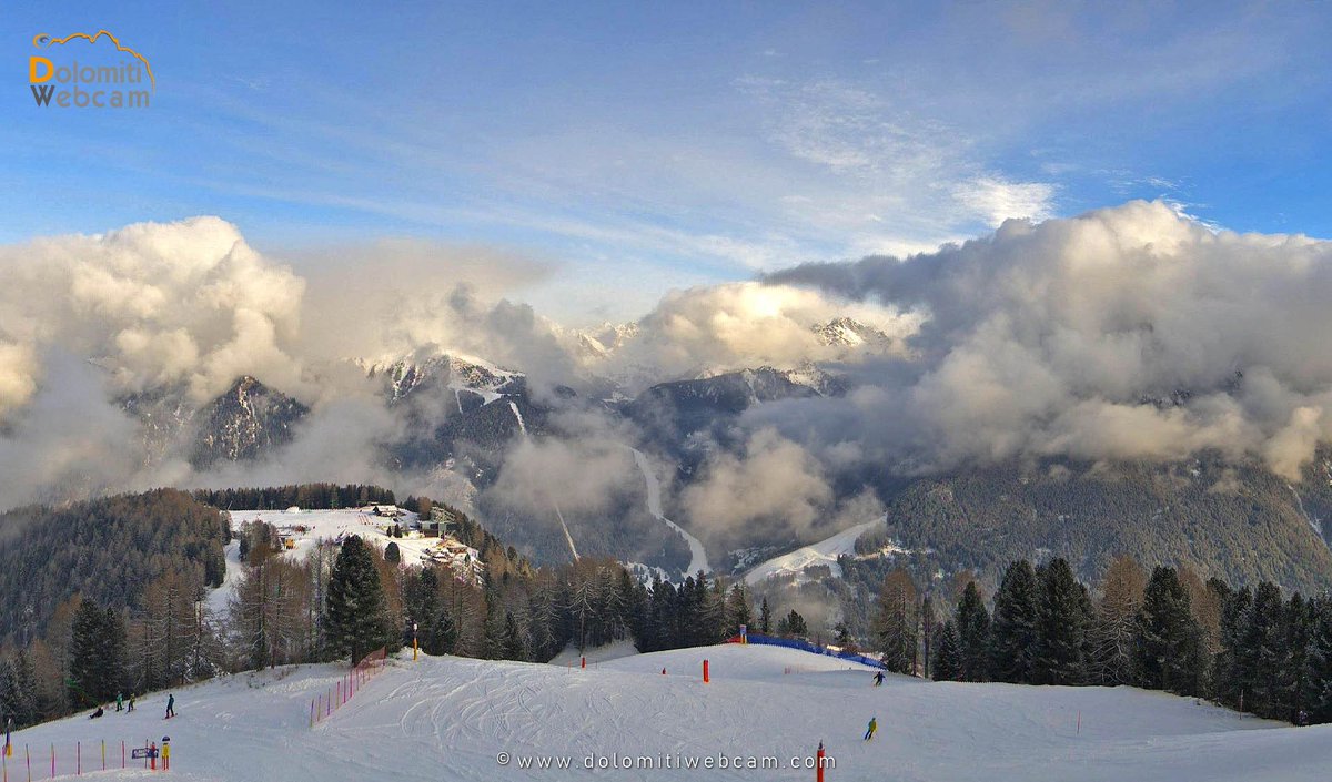 DolomitiWebcam's tweet photo. Qualche cm di #neve fresca in #ValdiFassa ed è subito uno spettacolo fantastico ... #Dolomiti #webcam
@DolomitiMeteo 
@FassaSki https://t.co/RtZTBPPhIi
