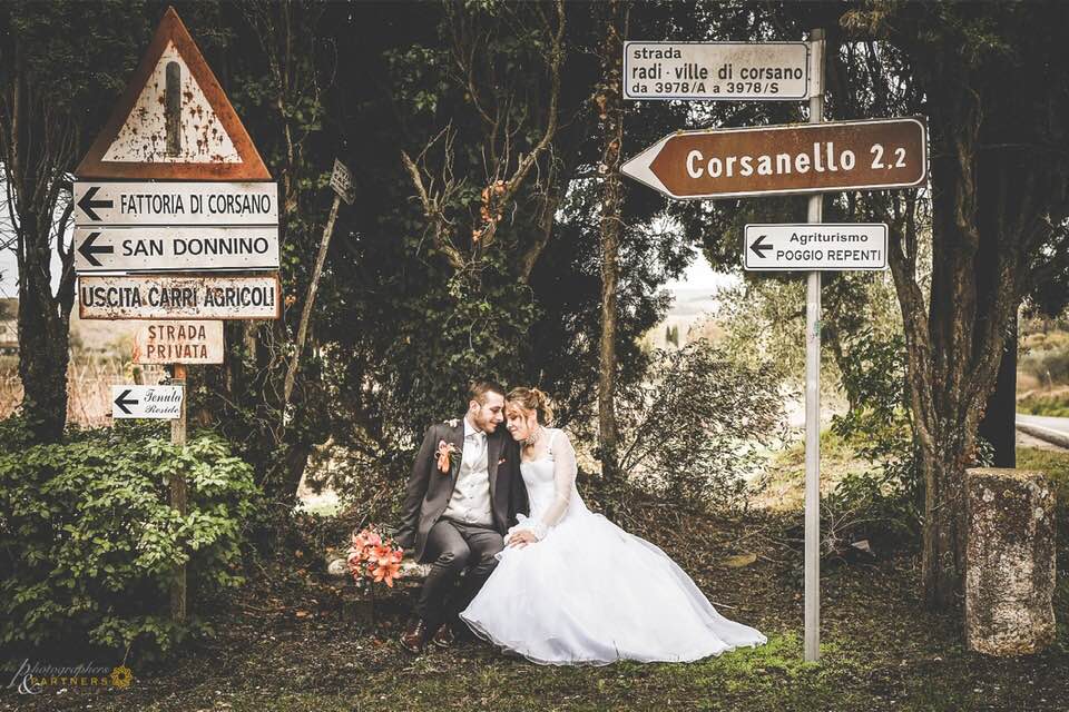 MarryMeTuscany's tweet photo. Unconventional #wedding #pictures! Love this caught in the middle of the wood! #marrymeintuscany #weddingplannertuscany  #tuscanywedding 
#destinationwedding #destinationweddingplanner
#gettingmarriedinitaly #weddingplanneritaly 
#weddingplannerflorence
#flor123 https://t.co/7Mz1YutHpK