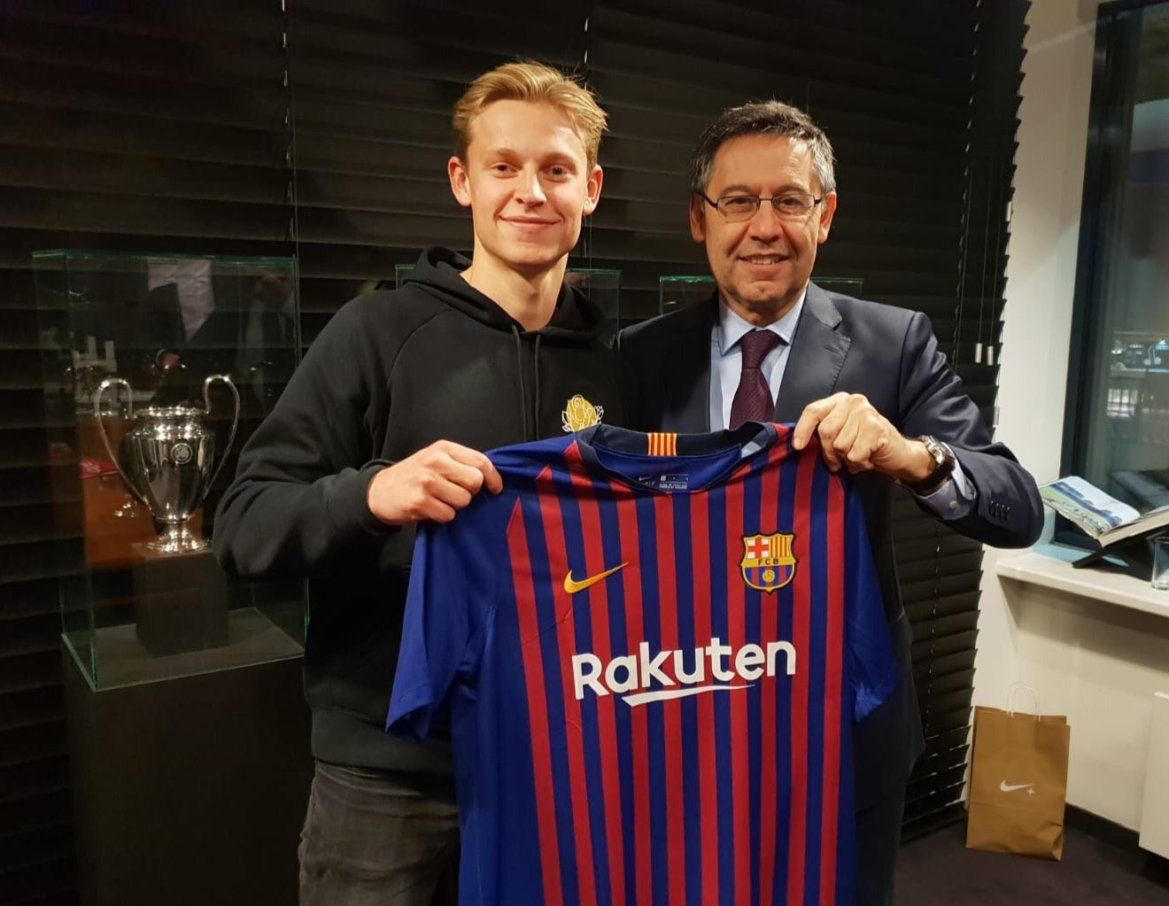 Frenkie De Jong  DxnJck-XgAQGhdu