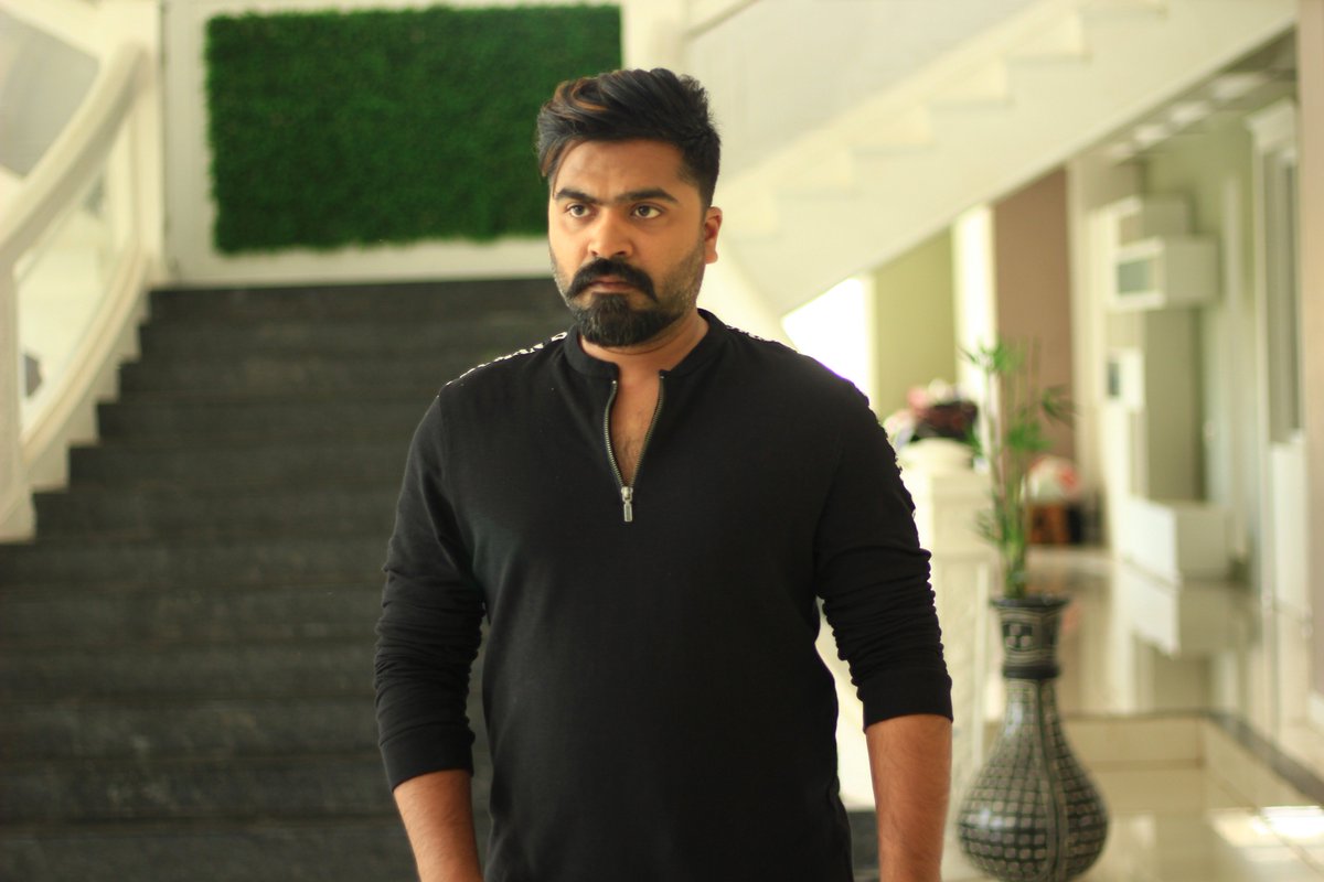 kuraltv's tweet photo. STR In Vantha Rajavatha Varuvan HD Stills for Str fans
#VanthaRajavathaanVaruven #STRTheKing #VRV2ndSingle #VRVFromFeb1 #VRVMania #SundarCBonanza #Simbu @LycaProductions @hiphoptamizha Music #SundarCBonanza #STRTheKing #VangaMachanVanga Second Single Out https://t.co/ufKfiswfKZ https://t.co/yXiuL8QpIk