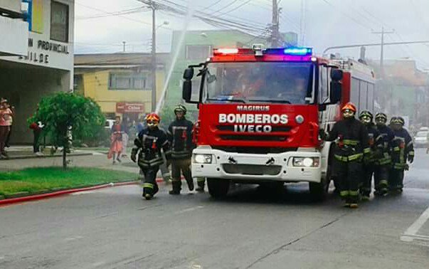 TerceraCBCastro's tweet photo. #UnDíaComoHoy 
Un 23 de Enero del 2016 en la plaza de la Ciudad se hacía oficial la recepción de nuestra actual Unidad B-3 #IvecoMagirus junto a la Unidad de #SextaCía que juntas reforzarían el parque automotriz de la Institución. 
#EfémerideTercerina https://t.co/AqzSKD9g31