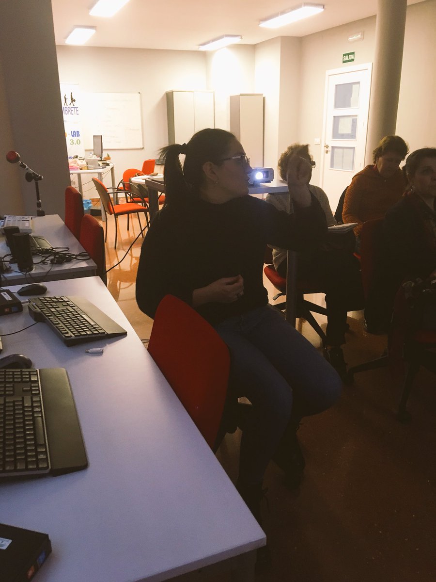 Sssssssshh‼️ no hacer ruido que están dando clase <a href="/Ishabella11/">isabel</a> explicando Administración electrónica hoy <a href="/Seviempleo/">SAEmpleo Sevilla</a> <a href="/empleo_SEPE/">SEPE</a> todos atent@s para gestionar nuestra documentación 💪🏻🤓🧐🔝<a href="/AytoUmbrete/">Ayto. Umbrete</a> <a href="/rdAngelica/">Angélica Ruiz Díaz</a> <a href="/RedGuadalinfo/">Vuela Guadalinfo</a> <a href="/fegarc/">Fernando G.Cumbreras</a>