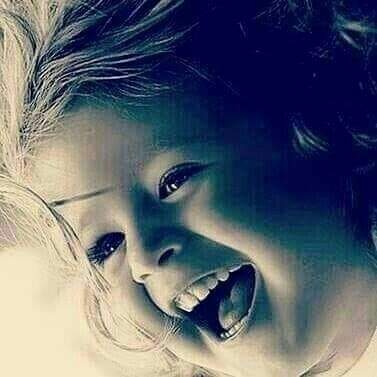 كيف لها أن تعجز وفي قلبها طفلة ؟  
قد تتلاشي كل شئ تراه إلا إبتسامة هذه الطفلة حين تلقاها