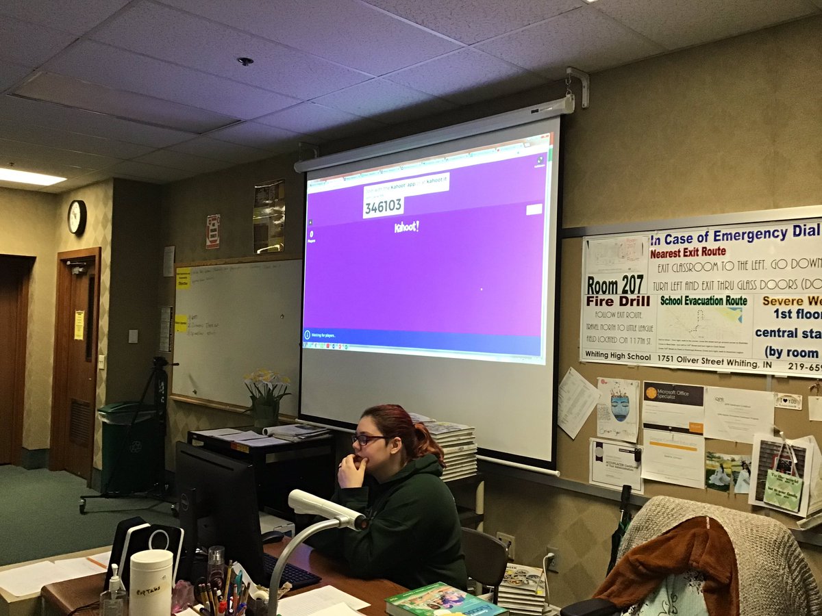 MrsJ_Inspires's tweet photo. Students have become the teacher in this class 🤩! #StudentLeadLearning #EngagedLearning #QuizPrep https://t.co/TgqJ7QorOP