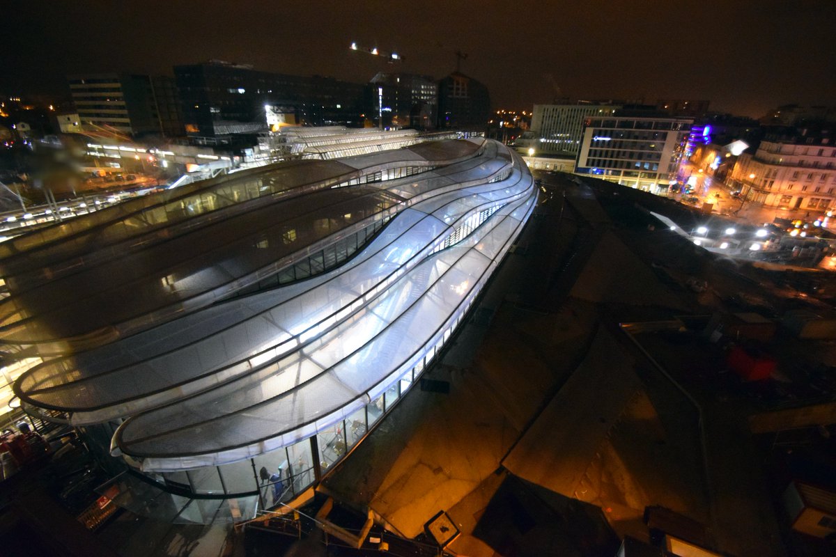 LaurentRiera's tweet photo. Ça y est ! L’échafaudage a fini d'être retiré ce mercredi, dévoilant entièrement la couverture ETFE du toit de la nouvelle gare de #Rennes. Un matériau innovant par sa légèreté, sa souplesse, sa luminosité et sa remarquable capacité à filtrer la lumière #Rennesquonaime https://t.co/y1hqGX0GYt