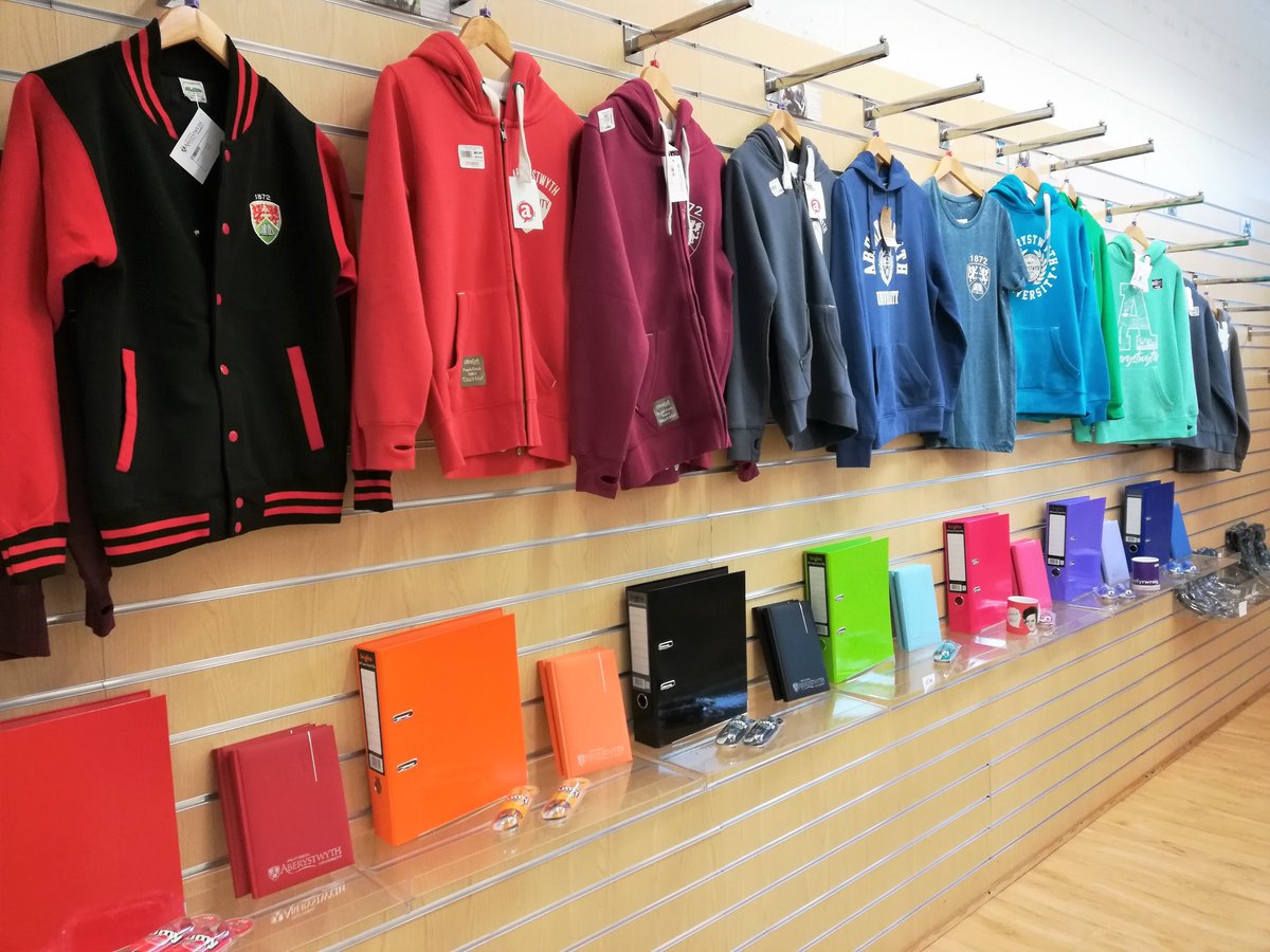 Prynwch hwdis a chrysau-t Prifysgol Aberystwyth a llawer mwy yn y Siop Myfyrwyr #CaruAber 

Buy your University hoodies, t-shirts and more from the Student Shop #LoveAber