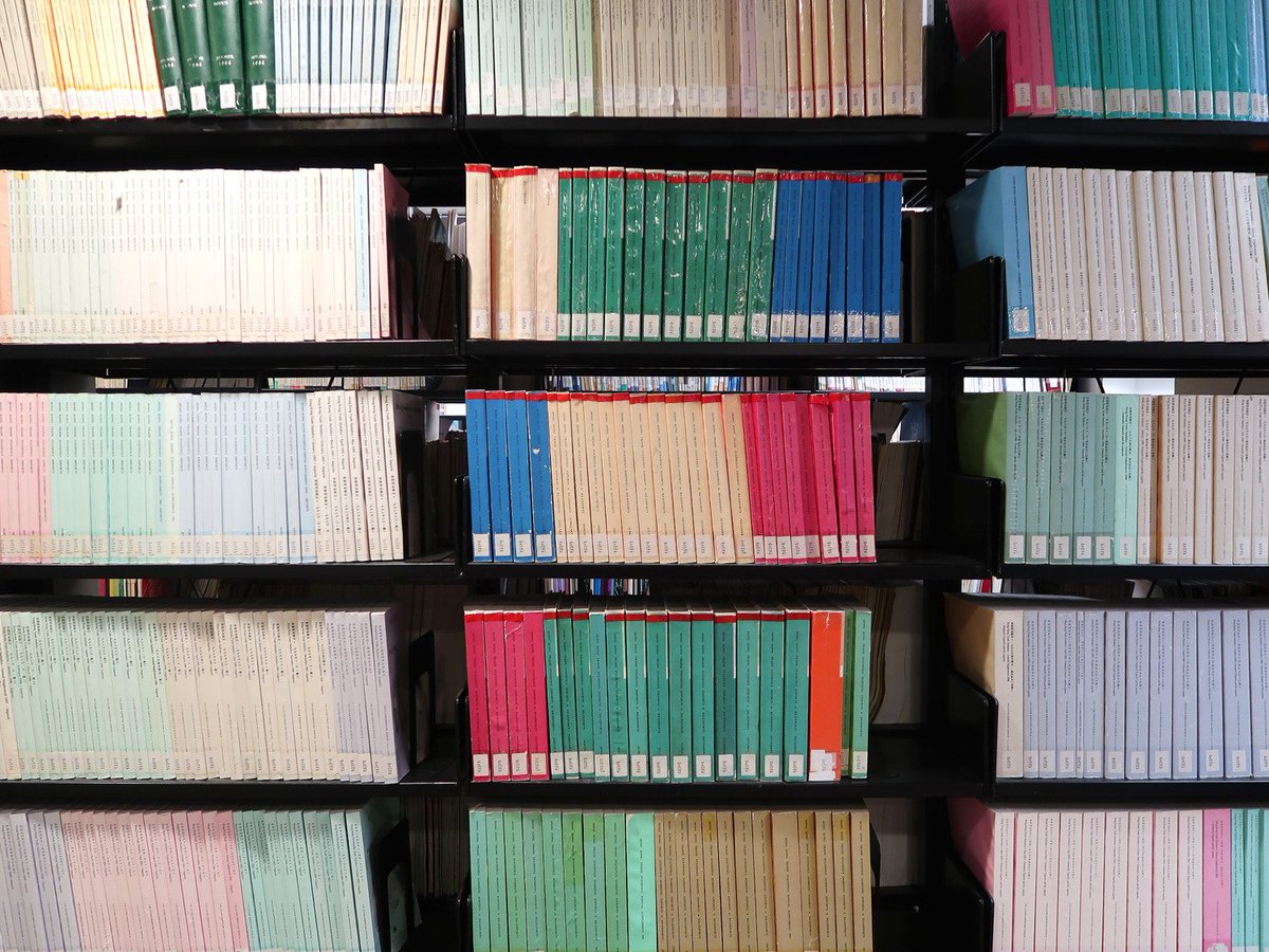 uoftlibraries's tweet image. It's #LibraryShelfieDay! We have so many interesting shelves with maps, board games, books, &amp;amp; more, but you can find this one in the Richard Charles Lee Canada-Hong Kong Library 📚 What's on your shelf? 📸 #UofT