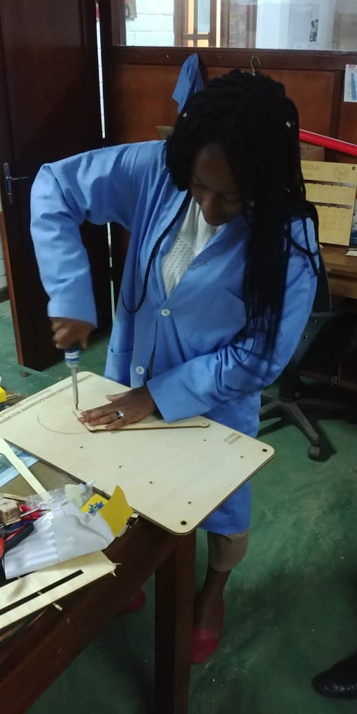 OngolaFablab's tweet photo. Ce jour, une création spéciale dans le cadre du programme #didalab d'Ongola Fablab. Une expérience d'un cours de physique classe de 3ème réalisée. Déplacement du piston d'un moteur @Fondation_OCM @AUF_AfriqueCent https://t.co/mny0RwR2am
