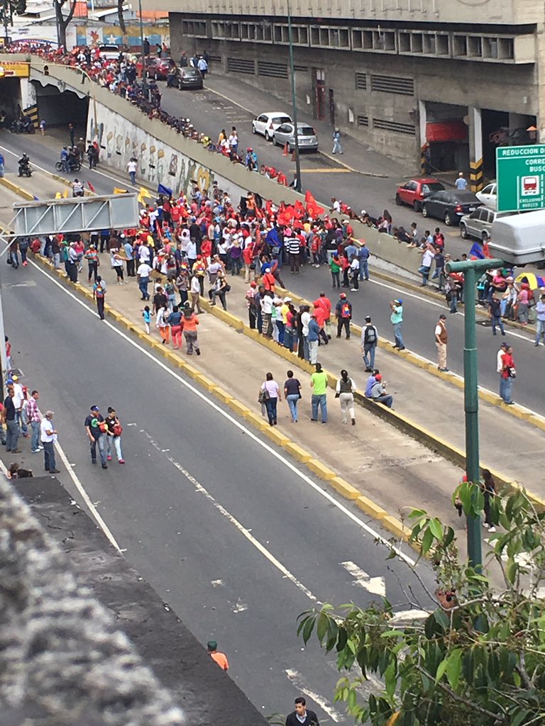 MariaAle1408's tweet photo. @traffiCARACAS “La marea roja” por las fuerzas armadas, se quedaron sin gente nada que hacer jajaja https://t.co/cqZCxMiN4W
