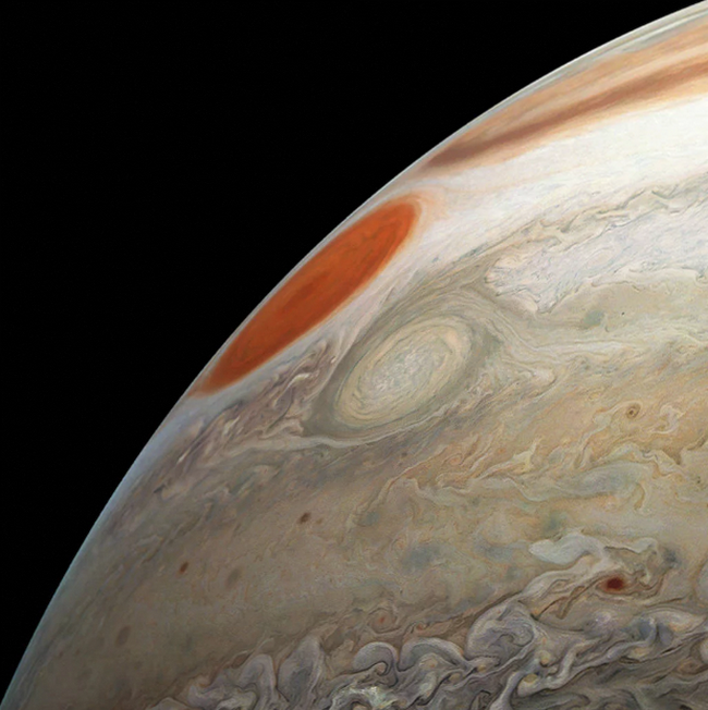 Велика червона пляма та масивний шторм Oval BA на Юпітері, знято апаратом Juno 21 грудня 2018 року

inscience.com.ua/gallery