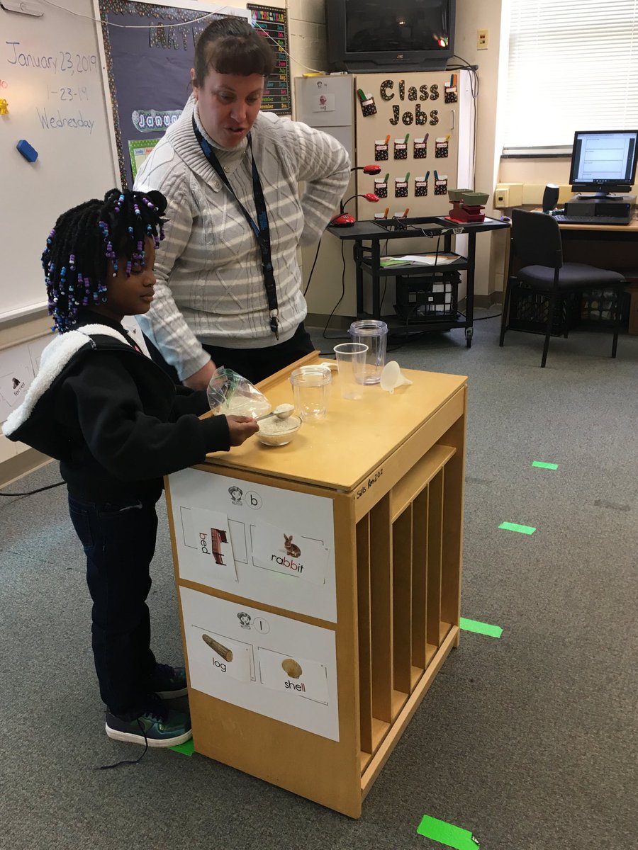 NaeNatH's tweet image. Ms. Richter’s class is exploring Capacity in their ⁦@eureka_math⁩ lesson. #kindergarten #makinglearningvisable #mathrocks ⁦@JonesElemGSO⁩