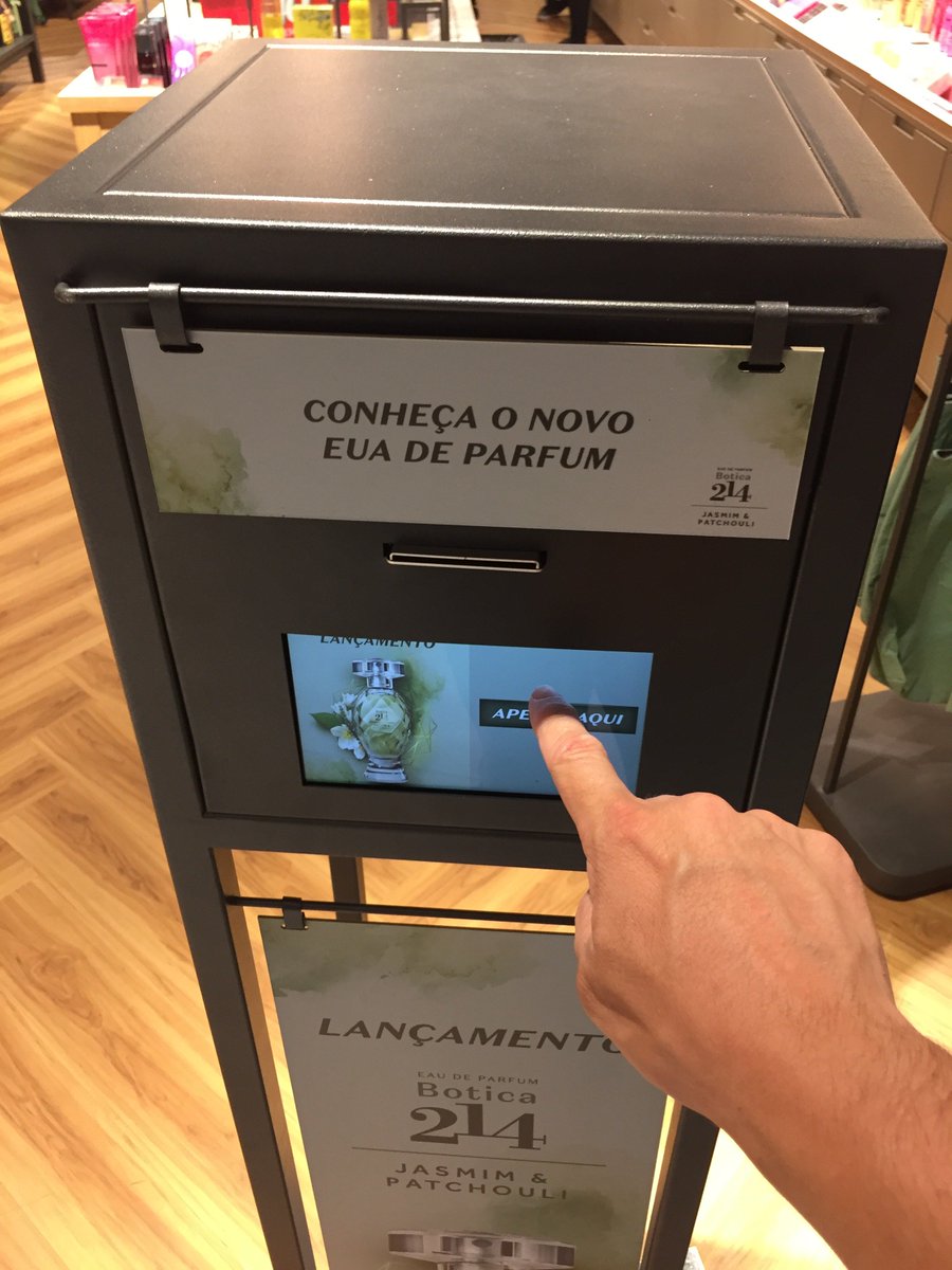 AdhespackGroup's tweet photo. Self Sampling Adhespack na loja O Boticário. Com um simples toque o sistema dispensa uma amostra de perfume ou maquiagem. Conectado na nuvem, transmite em tempo real quantas amostras estão sendo retiradas em cada loja. https://t.co/GUVbpSrp7i