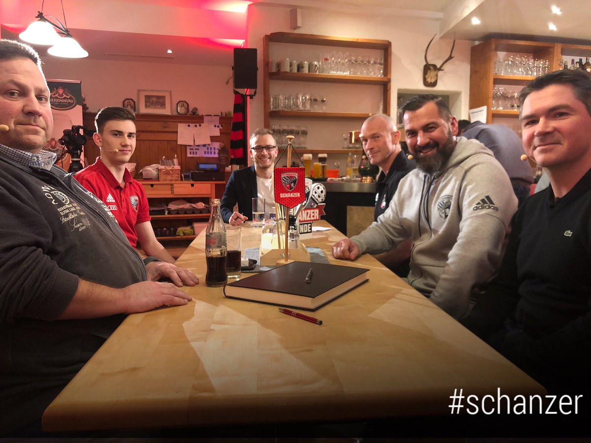 Schanzer's tweet photo. Los gehts mit der 2. gmiatlichen #Schanzer Runde des @donaukurier und #Herrnbräu im Gasthaus #Pfafflinger in Neuburg. Im Fokus heute: Die Jugendarbeit des FCI und der Audi Schanzer Fußballschule
🍻⚽️🥨 https://t.co/c067l0M4l0