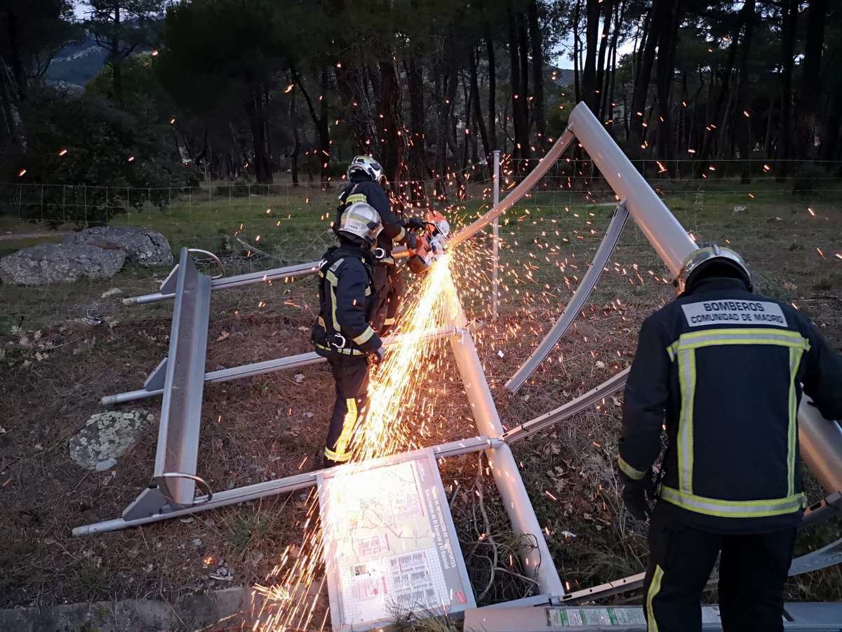 Parque_11's tweet photo. Seguimos trabajando en diversas intervenciones en nuestra zona de actuación y como somos #BomberosCM también en apoyo a los compañeros de diferentes parques #parque42 (#ElEscorial ) https://t.co/mAaPzvCZrR