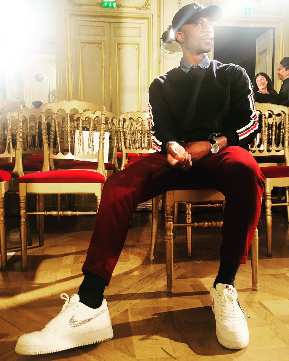 #PSOTW • <a href="/amadstyle/">A mad style</a> nous la joue plutôt street chic aujourd’hui ! 👌🏽
Profitez de ses conseils de pro sur Neatyy 

Casquette : LXH Brand Official
Sweat : <a href="/ZARA/">ZARA</a> 
Chemise : <a href="/LEVIS/">Levi's®</a> 
Pantalon : @ASOS_Fr 
Chaussures : <a href="/NikeFrance/">Nike France</a> 
Montre : <a href="/pierrecardin/">Pierre Cardin</a> 

#personalshopping #NEATYY