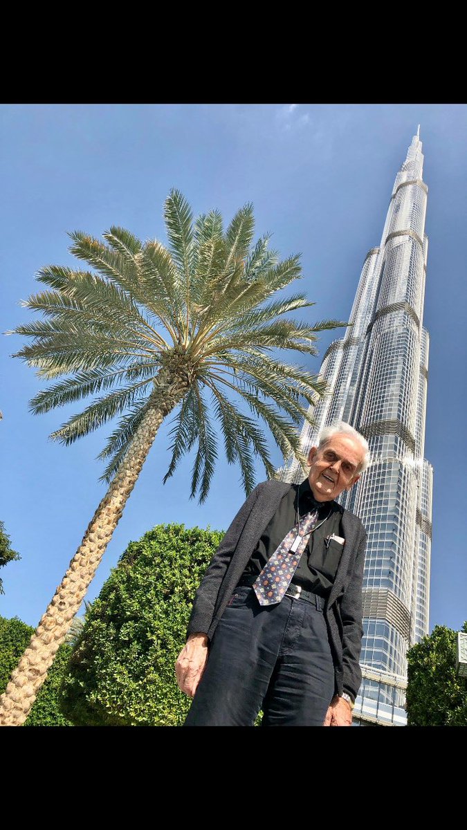 Afi verður níræður í febrúar og er á leið til Víetnam í 6 vikna ferð. Tók stutt stopp í Dubai og mér sýnist hann vera að droppa mixtape miðað við þessa mynd 🔥🍾💯