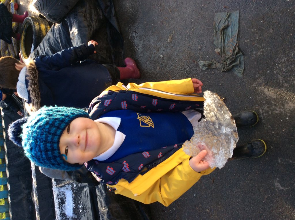 HillstonePS's tweet photo. Kindergarten had fun exploring the snow and ice in the garden earlier today. #hpeyfs https://t.co/1ilnncSUxB