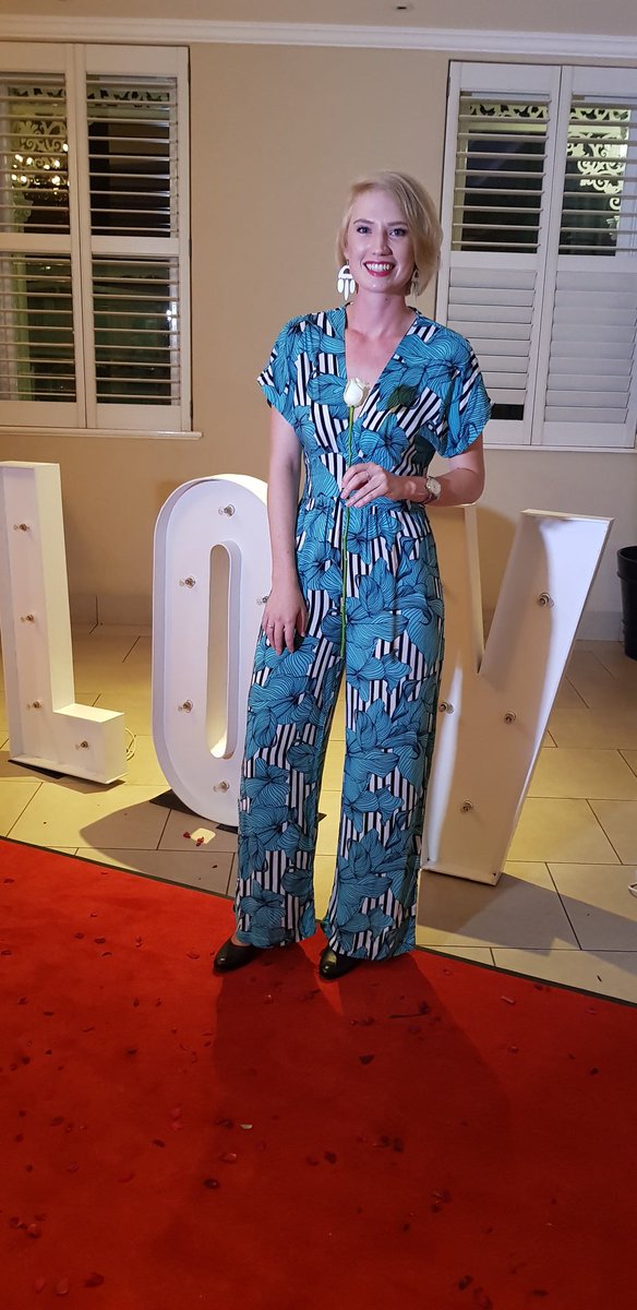 MNet's tweet image. First impression roses for the press too, courtesy of #TheBachelorSA @Lee_Thompson_ 😍 ⚘ #MNetCaseFile