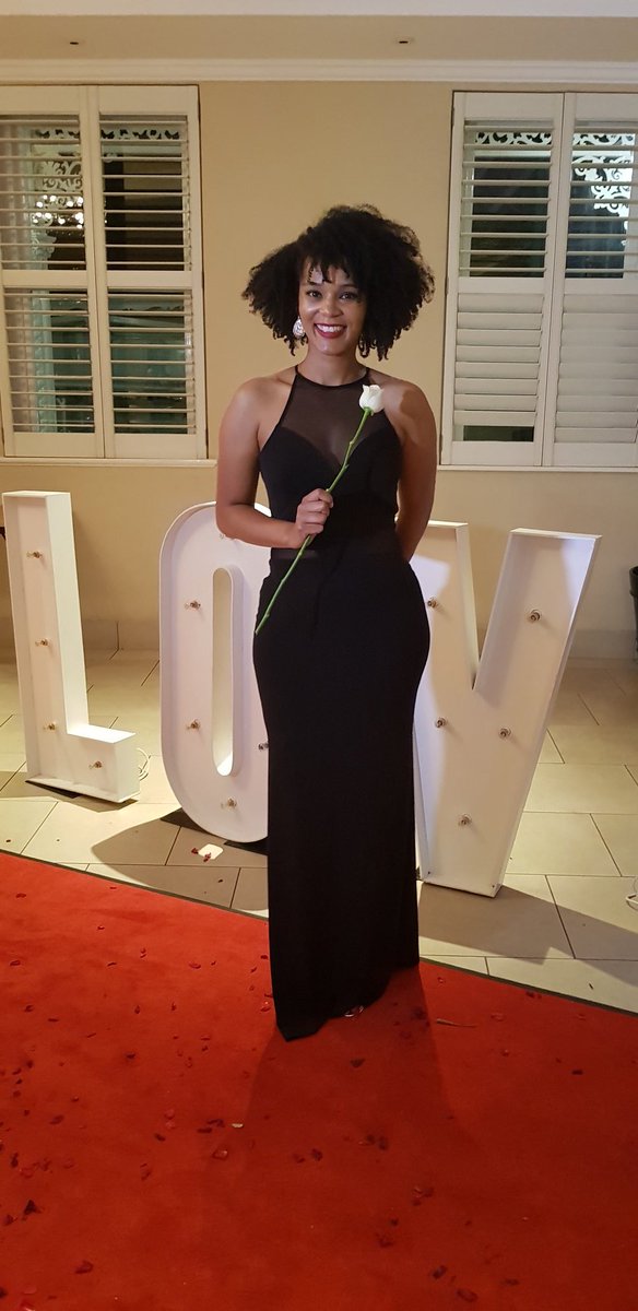 MNet's tweet image. First impression roses for the press too, courtesy of #TheBachelorSA @Lee_Thompson_ 😍 ⚘ #MNetCaseFile