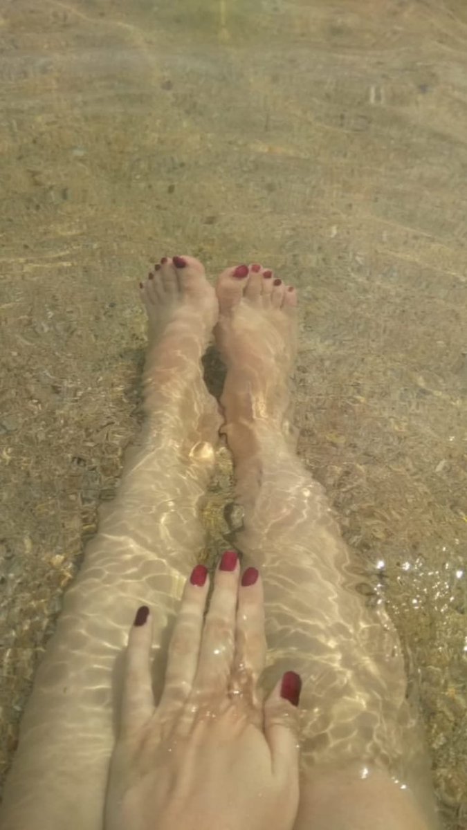 Yeni sevdicegimin ayacıkları :) yorumları paylaşacagım onun da haberi var :) ayaklarının cok küçük oldugunu düşünüyor ve begenmiyor :/