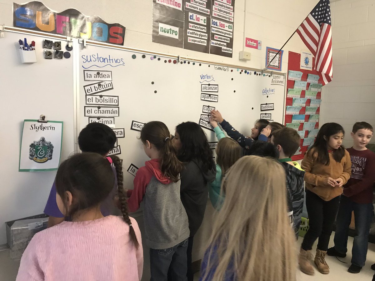 SraSigrist's tweet photo. Yesterday we worked together to do a vocab review, sorting words into parts of speech and matching them with pics! Ayer trabajamos juntos para repasar vocab, organizándolas en sus categorías gramaticales y añadiendo fotos! @oeselem #wcusd200 https://t.co/aoZfeAp9Dc