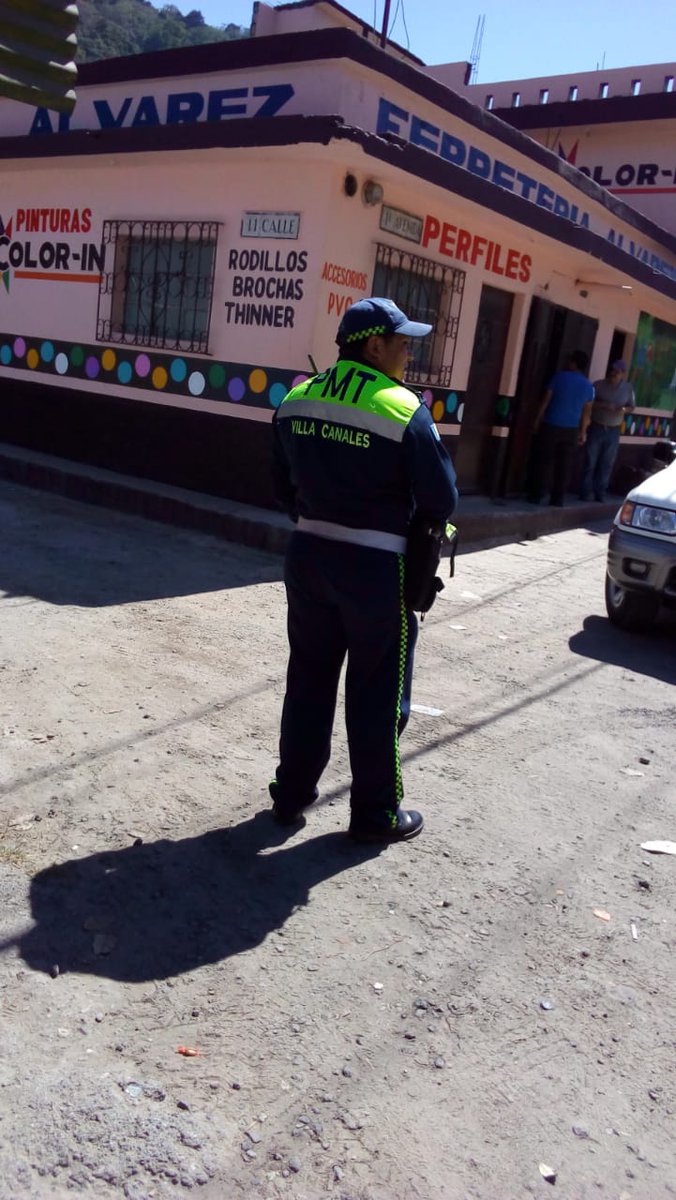 CPmtvc's tweet photo. #InfoPmtVc

#HoraEscolar

Agentes de #PmtVc continúan brindando apoyo a los escolares en salida y calles aledañas de distintos centros educativos del municipio. https://t.co/J5kQQUPn9R
